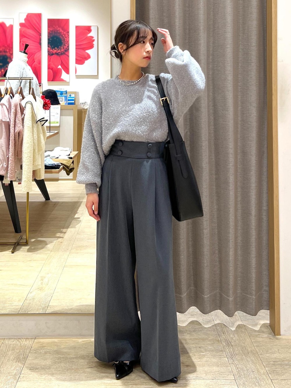 ブラック系のパンプス、グレー系のニット/セーター、グレー系のその他パンツを着用したレディースの冬コーディネートの1枚目の写真