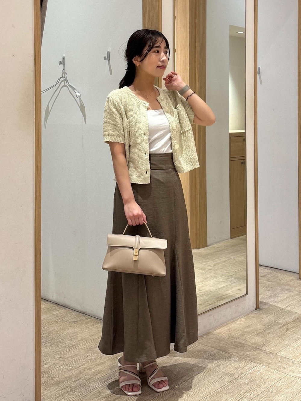 「25SS夏の新作、初夏コーデ、夏コーデ、デートコーデ、お出かけコーデ、旅行コーデ、女子会コーデ、大人カジュアル、スカートスタイル、フェミニンコーデ、VIS、ウェーブ、ブルべ夏、乾燥、低身長」｜「VISの【新色追加】ひねり金具ワンハンドルミニショルダーバッグ【2WAY（ショルダーバッグ、ベージュ系）」を使った、スズさん（レディース・152cm）の春コーディネートの1枚目の写真
