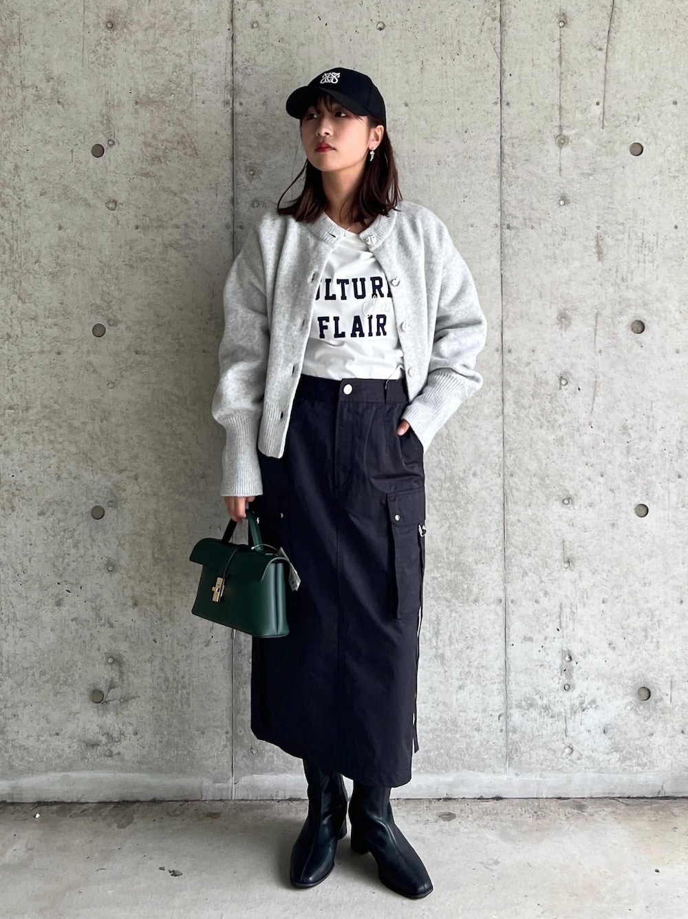 「タイトスカート、カーゴスカート、24AW秋の新作、ウエストマーク、WM羽織_pickup、Wshoes&bag_pickup、W雑貨_pickup、初秋コーデ、秋コーデ、お出かけコーデ、旅行コーデ、女子会コーデ、ストリート、大人カジュアル、スカートスタイル」｜「VISのロゴマーク刺繍キャップ（キャップ、ブラック系）」を使った、スズさん（レディース・152cm）の秋コーディネートの1枚目の写真