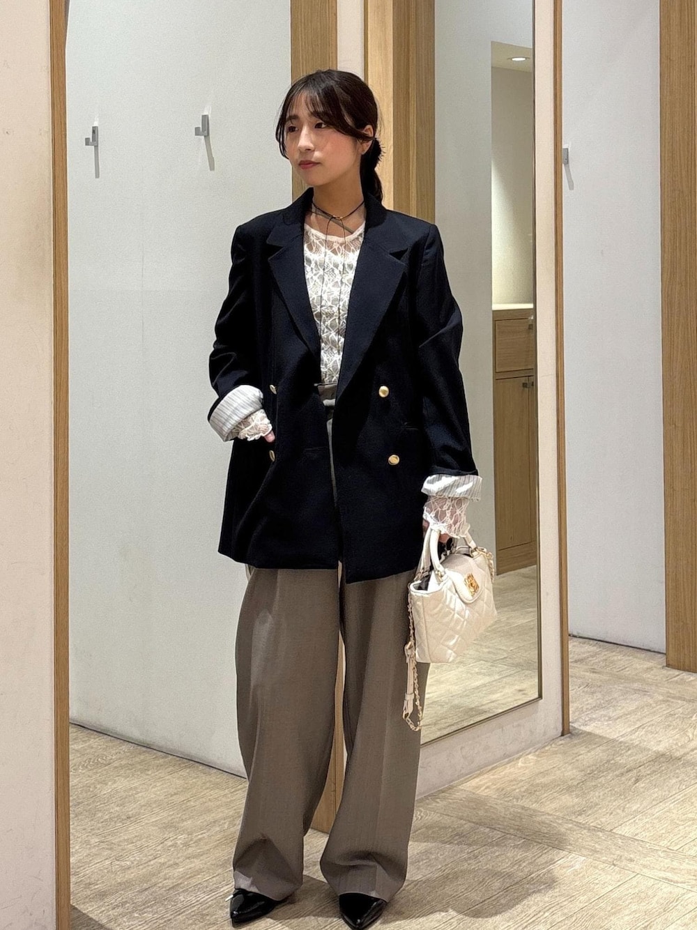 「インナー、ワイドパンツ、25SS春の新作、初春コーデ、春コーデ、お出かけコーデ、旅行コーデ、女子会コーデ、韓国ファッション、大人カジュアル、パンツスタイル、カジュアルコーデ、VIS、ウェーブ、ブルべ夏」｜「VISのへリンボーンストレートラインパンツ（その他パンツ、グレー系）」を使った、スズさん（レディース・152cm）の冬コーディネートの1枚目の写真