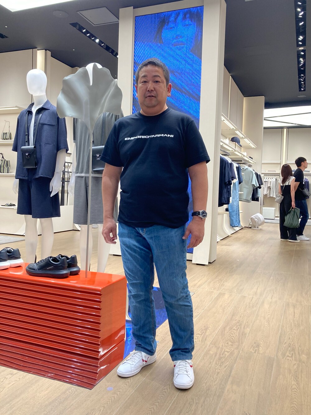 「EMPORIO ARMANI」｜「EMPORIO ARMANIの【エンポリオ アルマーニ】ASV Capsule Tシャツ アメリカンオーガニックジャージー製（Tシャツ/カットソー、ブルー系）」を使った、0129evolutionさん（メンズ・165cm）の夏コーディネートの1枚目の写真