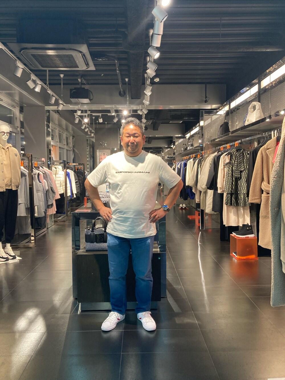「サスティナブル」｜「EMPORIO ARMANIの【エンポリオ アルマーニ】サステナブルコレクション Tシャツ アメリカンオーガニックジャージー製（Tシャツ/カットソー、ホワイト系）」を使った、0129evolutionさん（メンズ・165cm）の秋コーディネートの1枚目の写真