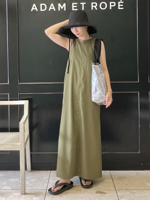 バックオープンストレートワンピース