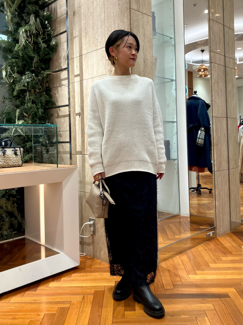 「冬のコーデ、ニットコーデ、ゆるコーデ、カジュアルコーデ、ブラック、ニット、白ニット、タイトスカート、女子会コーデ、URBAN RESEARCH ROSSO、ROSSO、低身長、ショートヘア」｜「URBAN RESEARCH ROSSO WOMENのボートネックバックスリット畦ニット（ニット/セーター、ホワイト系）」を使った、オナカさん（レディース・153cm）の冬コーディネートの1枚目の写真