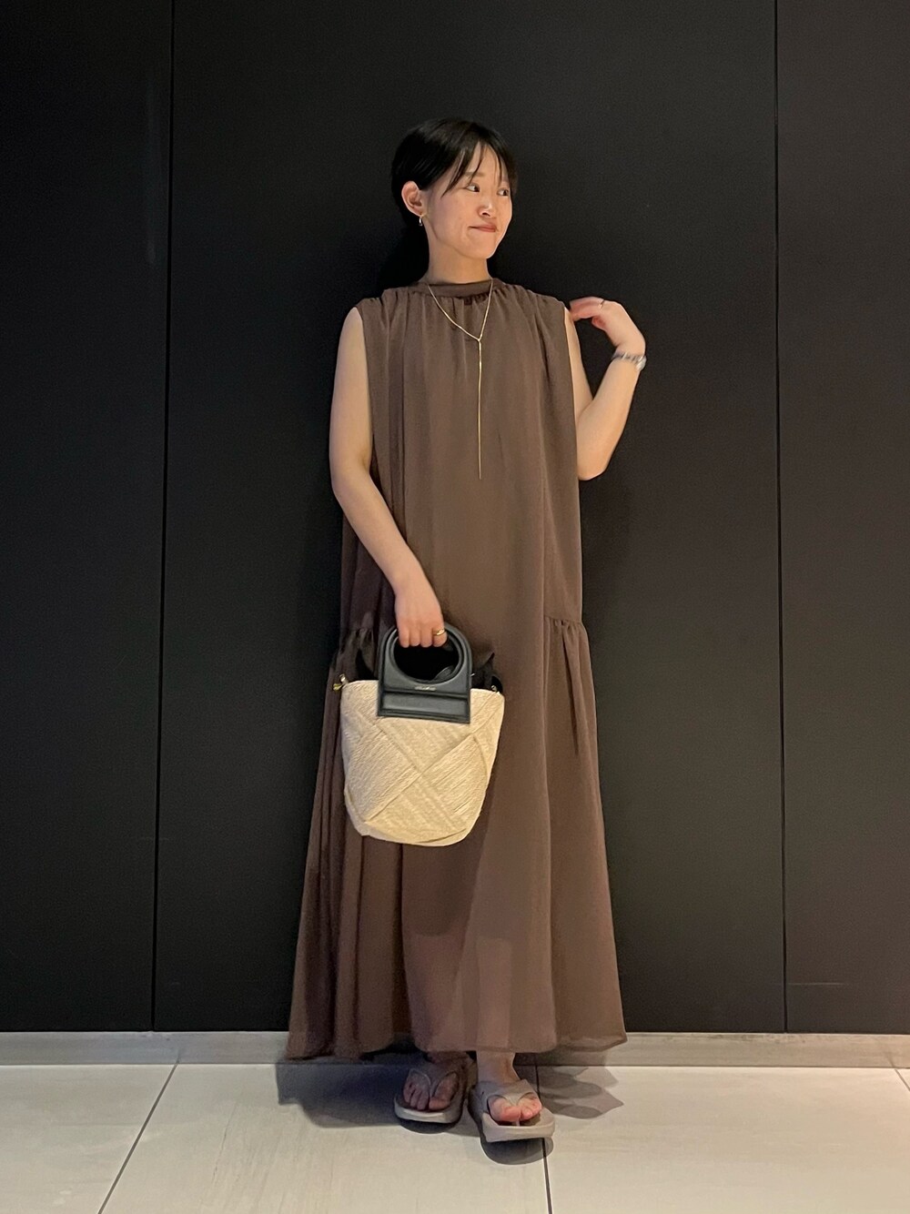 「夏コーデ、ワンピース、きれいめカジュアル、お出かけコーデ、旅行、大人かわいい、低身長コーデ、シンプルコーデ、ブラウン、かごバッグ、ショートヘア、URBAN RESEARCH ROSSO、ROSSO」｜「URBAN RESEARCH ROSSO WOMENのベルト付2wayシアーギャザーワンピース（ワンピース、ブラウン系）」を使った、オナカさん（レディース・153cm）の夏コーディネートの1枚目の写真