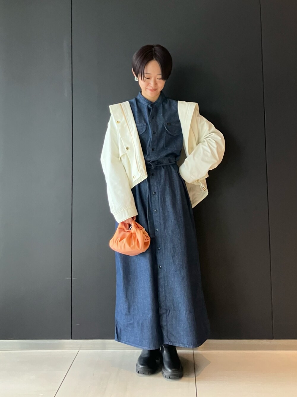 「スポーツミックス、デニムコーデ、ショートヘア、URBAN RESEARCH ROSSO、ROSSO、ショートブルゾン、Lee、春コーデ、デニムワンピース、低身長、フードブルゾン」｜「Leeの『別注』Lee×ROSSO　BELTED DENIM DRESS（シャツワンピース、ブルー系）」を使った、オナカさん（レディース・153cm）の冬コーディネートの1枚目の写真