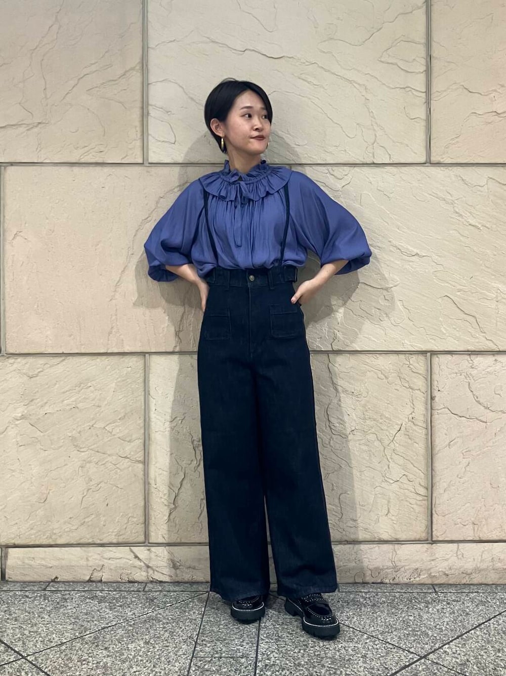 ブルー系のデニムパンツ、パープル系のシャツ/ブラウス、ブラック系のローファーを着用したレディースの秋コーディネートの1枚目の写真