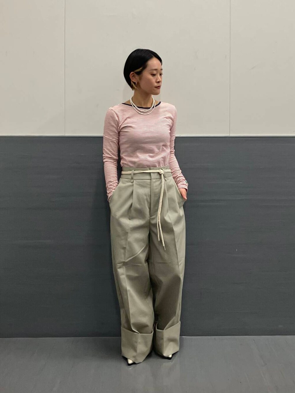 「シンプル、カジュアル、ボーダー、カットソー、低身長、春コーデ、低身長コーデ、ROSSO、ショートヘア、パンツコーデ、20代後半、こだわり、ナチュラル×ブルベ冬、ナチュラル×低身長、先取り春色トップスコーデ」｜「URBAN RESEARCH ROSSO WOMENのベルト付ロールアップパンツ（その他パンツ、グリーン系）」を使った、オナカさん（レディース・153cm）の冬コーディネートの1枚目の写真