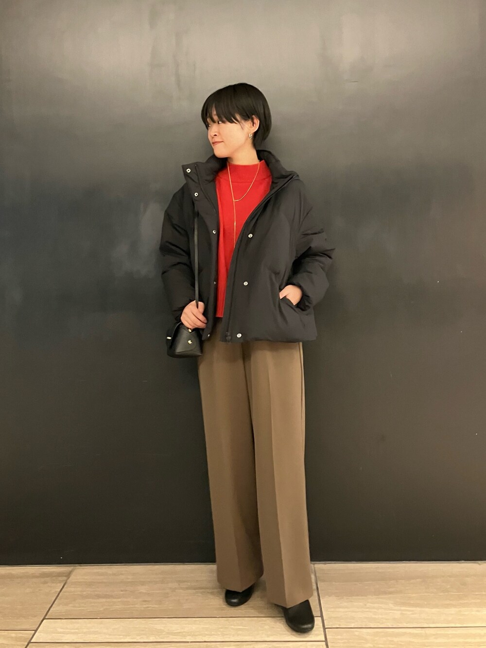 「URBAN RESEARCH ROSSO、ROSSO、小柄女子、低身長、ダウンジャケット、赤ニット、ハイネックニット、イージーパンツ、ショートヘア、ハンサムコーデ」｜「URBAN RESEARCH ROSSO WOMENのショートダウンジャケット（ダウンジャケット/コート、ブラック系）」を使った、オナカさん（レディース・153cm）の冬コーディネートの1枚目の写真