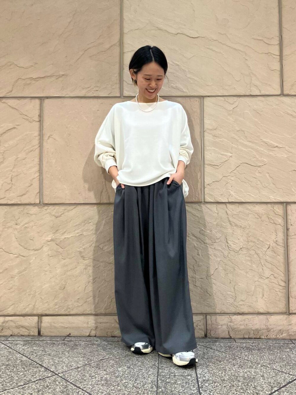 「シンプル、ワイドパンツ、カジュアル、きれいめカジュアル、プルオーバー、低身長、春コーデ、低身長コーデ、ゆったり、ROSSO、ショートヘア、パンツコーデ、こなれ感、20代後半、ナチュラル×ブルベ冬」｜「URBAN RESEARCHのdecor『デコール』　Hematite8mmBallchoker（ネックレス、シルバー系）」を使った、オナカさん（レディース・153cm）の春コーディネートの1枚目の写真