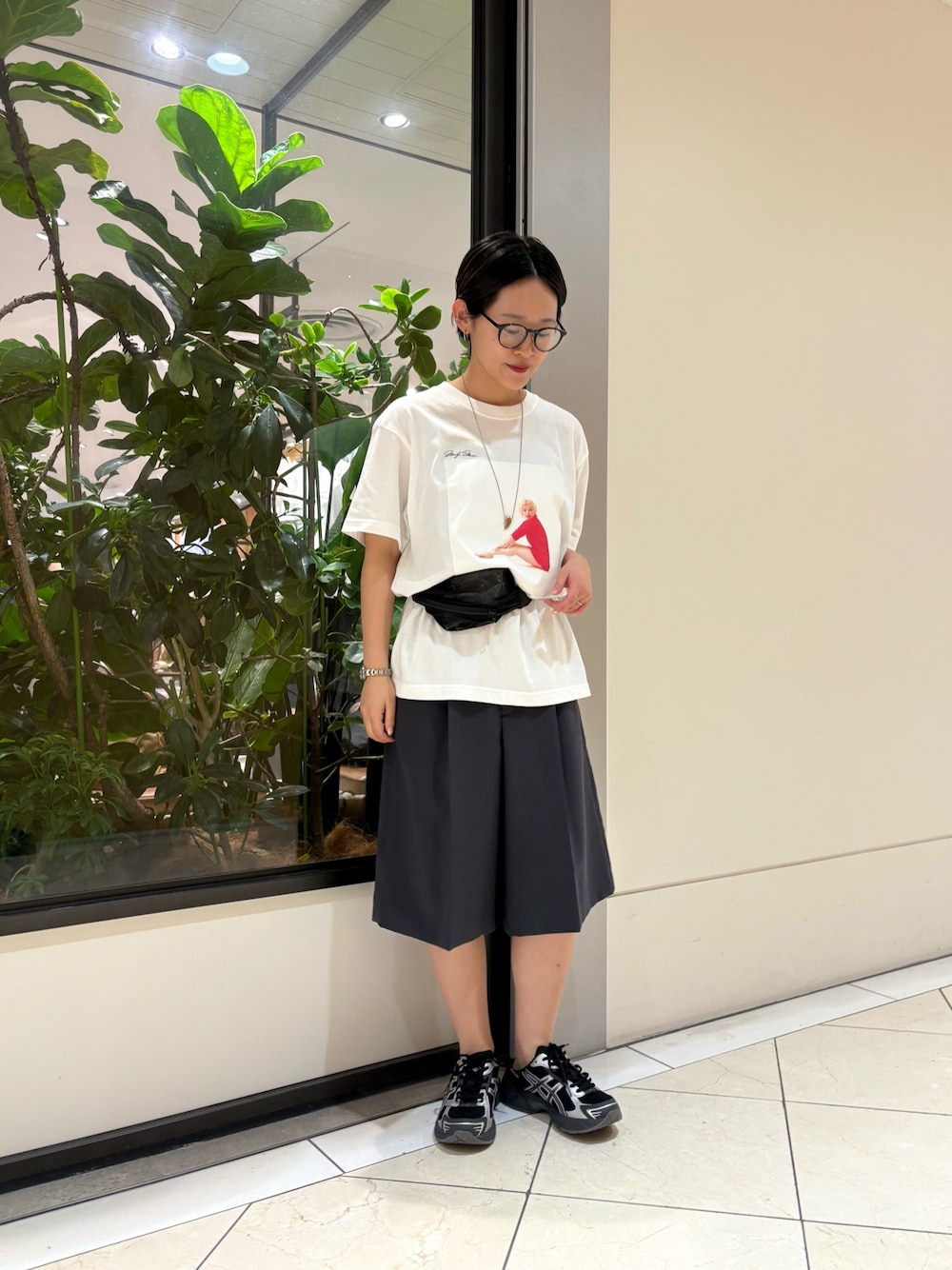 ホワイト系のTシャツ/カットソー、グレー系のその他パンツ、ブラック系のスニーカーを着用したレディースの夏コーディネートの1枚目の写真