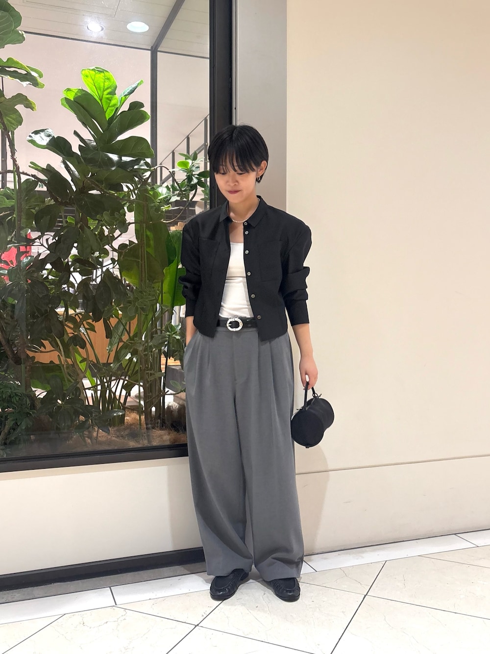 ブラック系のシャツ/ブラウス、グレー系のその他パンツ、ブラック系のローファーを着用したレディースの秋コーディネートの1枚目の写真