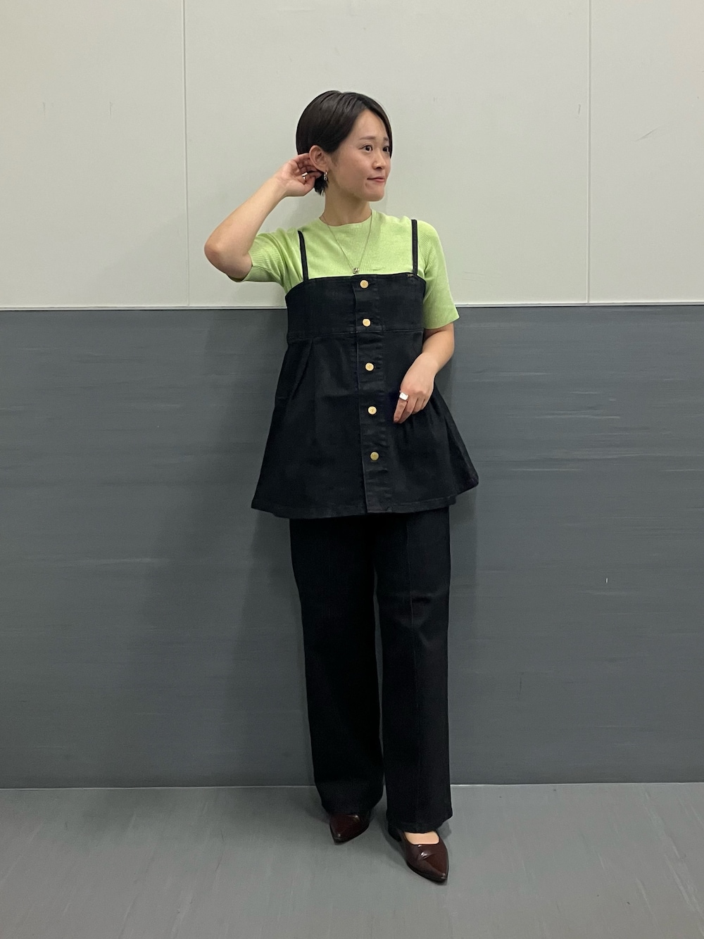 「レイヤードスタイル、セットアップ、デニム、LEE、ビスチェ、着回し抜群、ショートヘア、低身長、URBAN RESEARCH ROSSO、ROSSO、デニムセットアップ」｜「URBAN RESEARCH ROSSO WOMENのクロップドリブニット（ニット/セーター、イエロー系）」を使った、オナカさん（レディース・153cm）の秋コーディネートの1枚目の写真