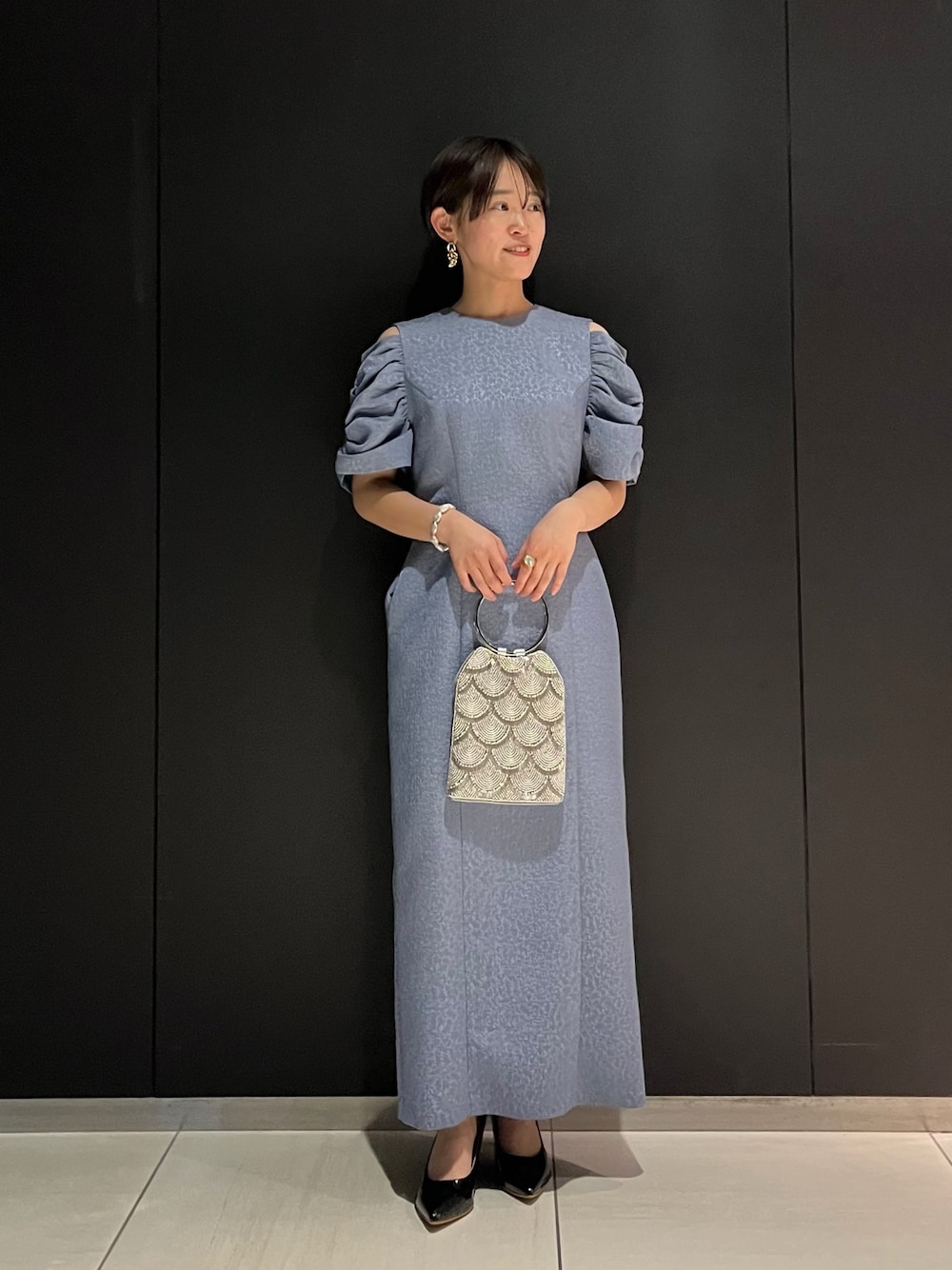 「低身長コーデ、オケージョン、結婚式、ドレス、ブルー、キレイめ、ショートヘア、ブルベ夏、ブルベ、URBAN RESEARCH ROSSO、ジャガード、お呼ばれスタイル」｜「kaeneのkaene　ショルダーデザインドレス（ワンピース、ブルー系）」を使った、オナカさん（レディース・153cm）の春コーディネートの1枚目の写真