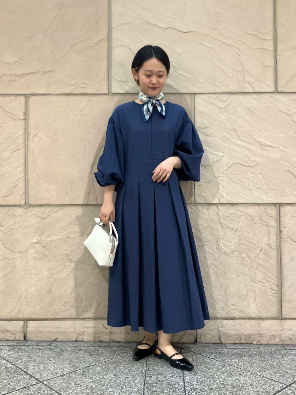 「シンプル、ワンピース、きれいめカジュアル、スカーフ、低身長、春コーデ、低身長コーデ、ROSSO、ショートヘア、20代後半、春カラーコーデ、きれいめ、ナチュラル×ブルベ冬、ナチュラル×低身長」｜「manipuriのmanipuri　65スプリングスプリング（バンダナ/スカーフ、ブルー系）」を使った、オナカさん（レディース・153cm）の春コーディネートの1枚目の写真