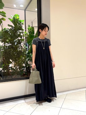 「URBAN RESEARCH(アーバンリサーチ)のコットンギャザーキャミワンピース(ワンピース、ブラック系)」を使った、オナカさん(レディース・153cm)の春コーディネート