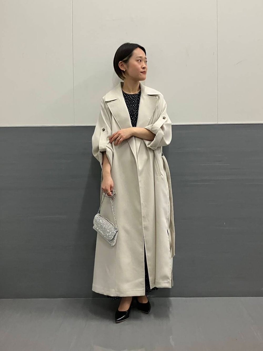 「ワンピース、コート、低身長、春コーデ、セレモニースタイル、ベーシック、春アウター、オケージョン、低身長コーデ、ROSSO、オフィス、ショートヘア、上品、20代後半、トレンチコート」｜「URBAN RESEARCH ROSSO WOMENの『別注』Chaco×ROSSO　カットジャガードドレス（ドレス、ブラック系）」を使った、オナカさん（レディース・153cm）の冬コーディネートの1枚目の写真