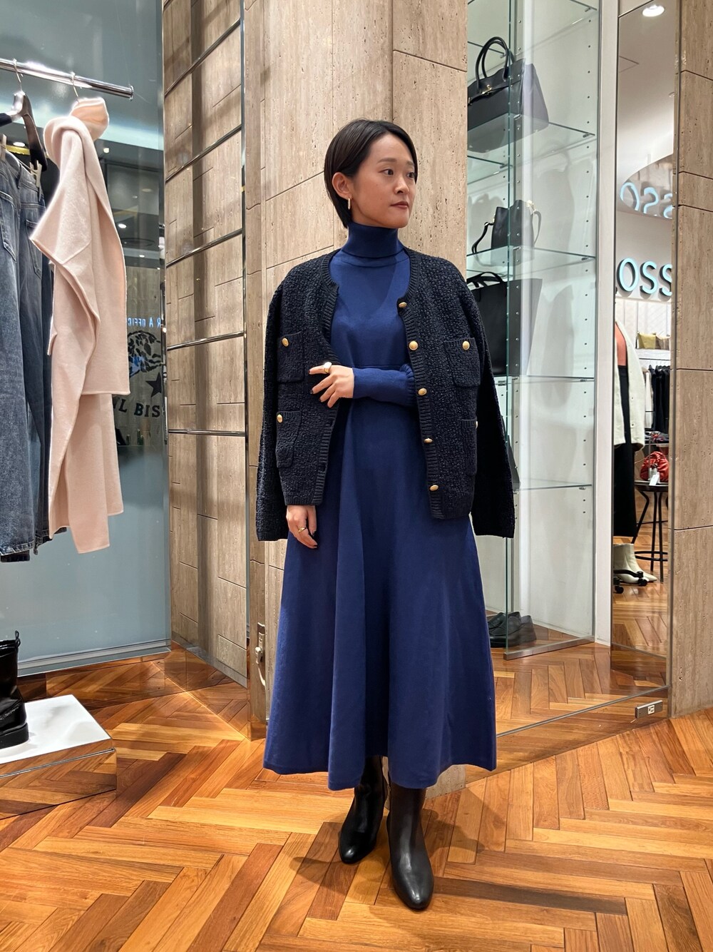 「デートコーデ、カーディガン、ワンピース、秋冬コーデ、ニット、ニットワンピース、ブルー、ツイード、タートルネック、カラーコーデ、ショートヘア、キレイめ、低身長、URBAN RESEARCH ROSSO、ROSSO」｜「URBAN RESEARCH ROSSO WOMENのツイードニュアンスカーディガン（カーディガン/ボレロ、ブルー系）」を使った、オナカさん（レディース・153cm）の秋コーディネートの1枚目の写真