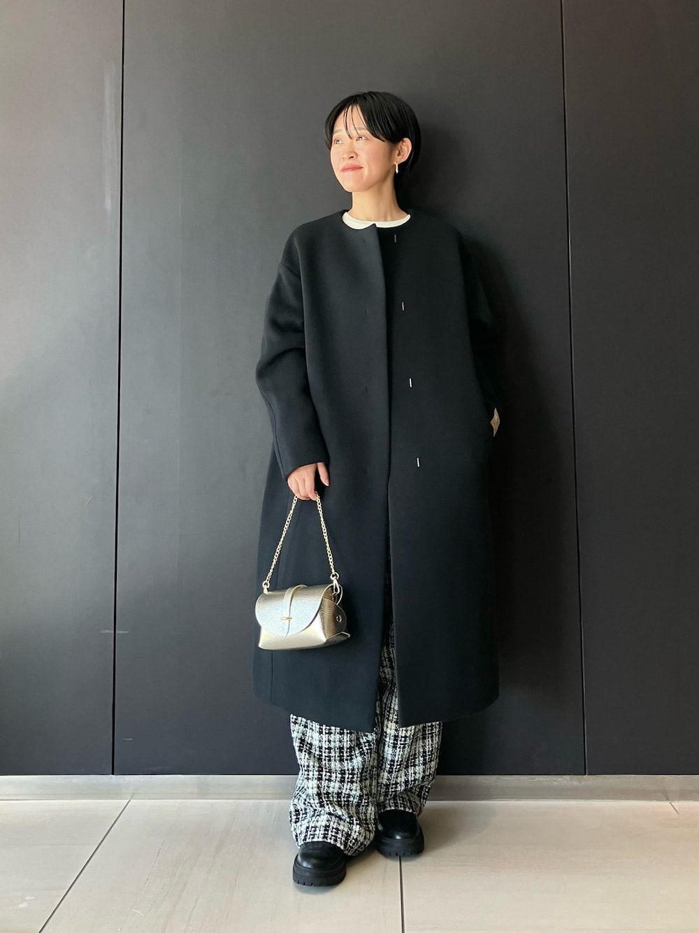 「ROSSO、URBAN RESEARCH ROSSO、低身長、ショートヘア、153cm、コート、黒コート、ノーカラーコート、ツイード、ツイードパンツ、冬コーデ、ウールコート」｜「URBAN RESEARCH ROSSO WOMENのLA TORRE ノーカラーコクーンコート（その他アウター、ブラック系）」を使った、オナカさん（レディース・153cm）の冬コーディネートの1枚目の写真