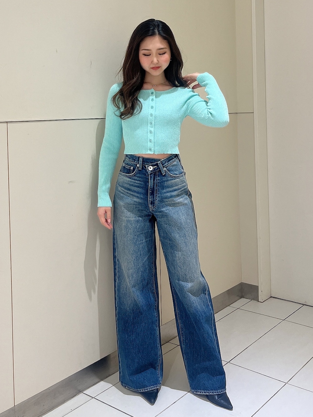 「GYDA、GYDAコーデ、カジュアルコーデ、きれいめカジュアル、カジュアル、ラメニット、ニットカーディガン、カラーニット、カラーコーデ、ミントカラー、デニムコーデ、ワイドデニム、春コーデ、156cm、骨格ウェーブ」｜「GYDAのラメモールニットカーディガン（カーディガン/ボレロ、グリーン系）」を使った、mioさん（レディース・156cm）の冬コーディネートの1枚目の写真