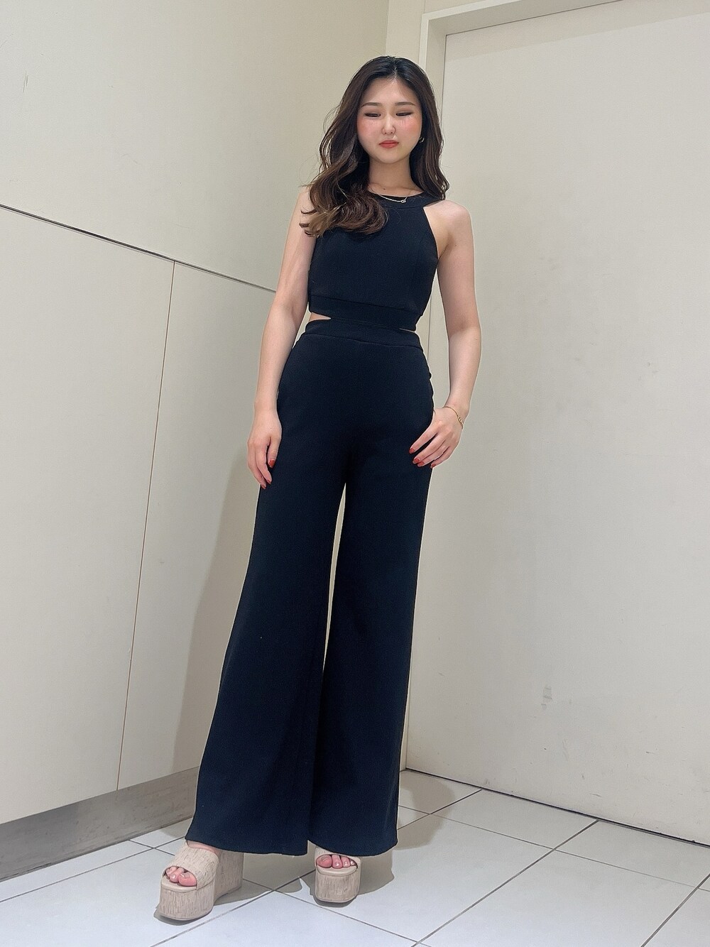 「GYDA、GYDAコーデ、夏コーデ、ロンパース、カジュアルコーデ、きれいめカジュアル、シンプルコーデ、楽チンコーデ、ノースリーブ、厚底サンダル、ブラックコーデ、パンツスタイル、着痩せ、156cm、骨格ウェーブ」｜「GYDAのバックZIPテレコロンパース（つなぎ/オールインワン、ブラック系）」を使った、mioさん（レディース・156cm）の夏コーディネートの1枚目の写真