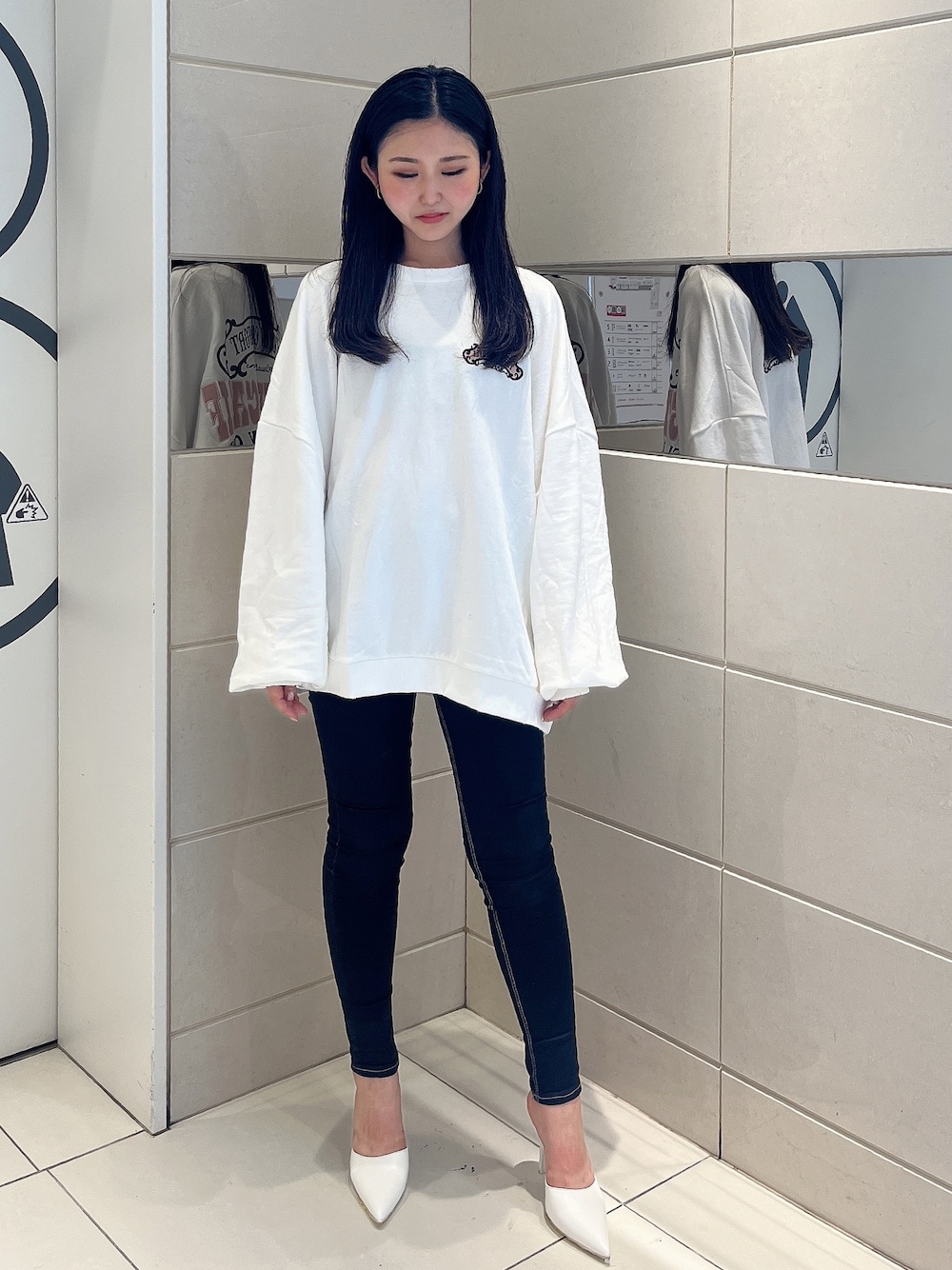 「GYDA、GYDAコーデ、カジュアル、カジュアルコーデ、スウェット、トレーナー、秋コーデ、モノトーンコーデ、シンプルコーデ、ラクチンコーデ、デニムコーデ、スキニーデニム、156cm、骨格ウェーブ」｜「GYDAのTHE STATE OF CALIFドルマンスウェットトップス（スウェット、ホワイト系）」を使った、mioさん（レディース・156cm）の秋コーディネートの1枚目の写真
