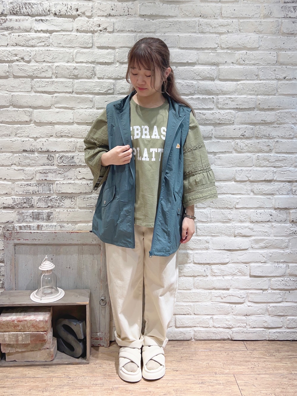 グリーン系のTシャツ/カットソー、ホワイト系のサンダル、ホワイト系のその他パンツを着用したレディースの夏コーディネートの1枚目の写真