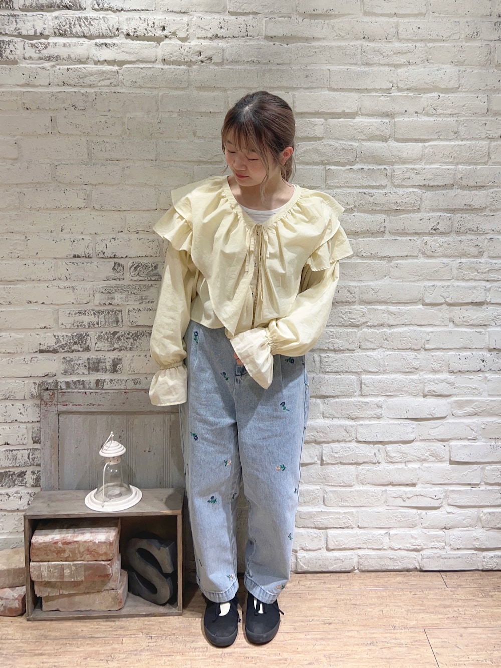 ブルー系のその他パンツ、イエロー系のシャツ/ブラウス、ホワイト系のTシャツ/カットソーを着用したレディースの春コーディネートの1枚目の写真