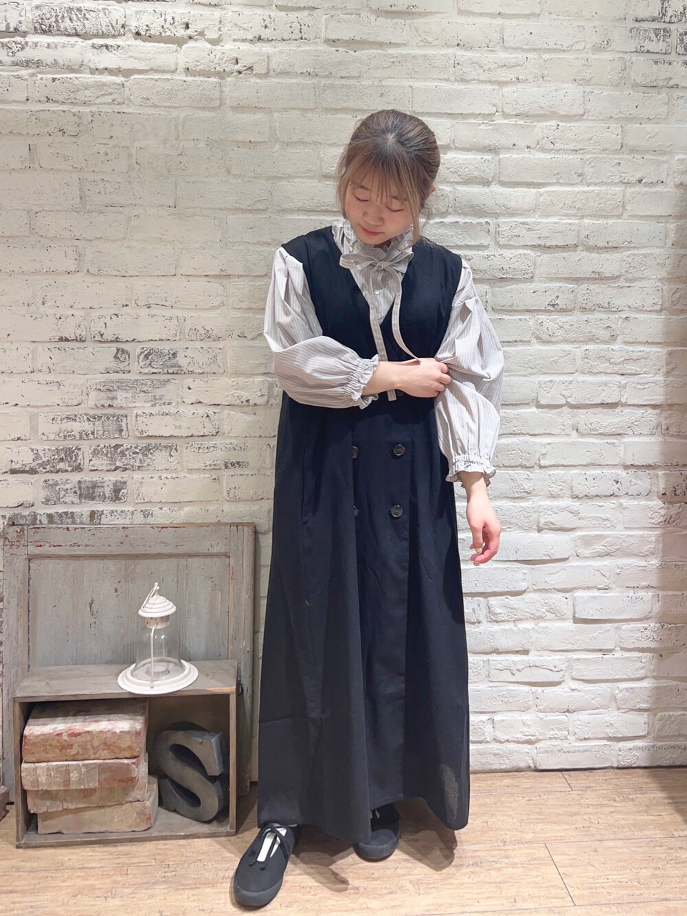ブラック系のワンピース、ベージュ系のシャツ/ブラウス、ブラック系のスニーカーを着用したレディースの春コーディネートの1枚目の写真