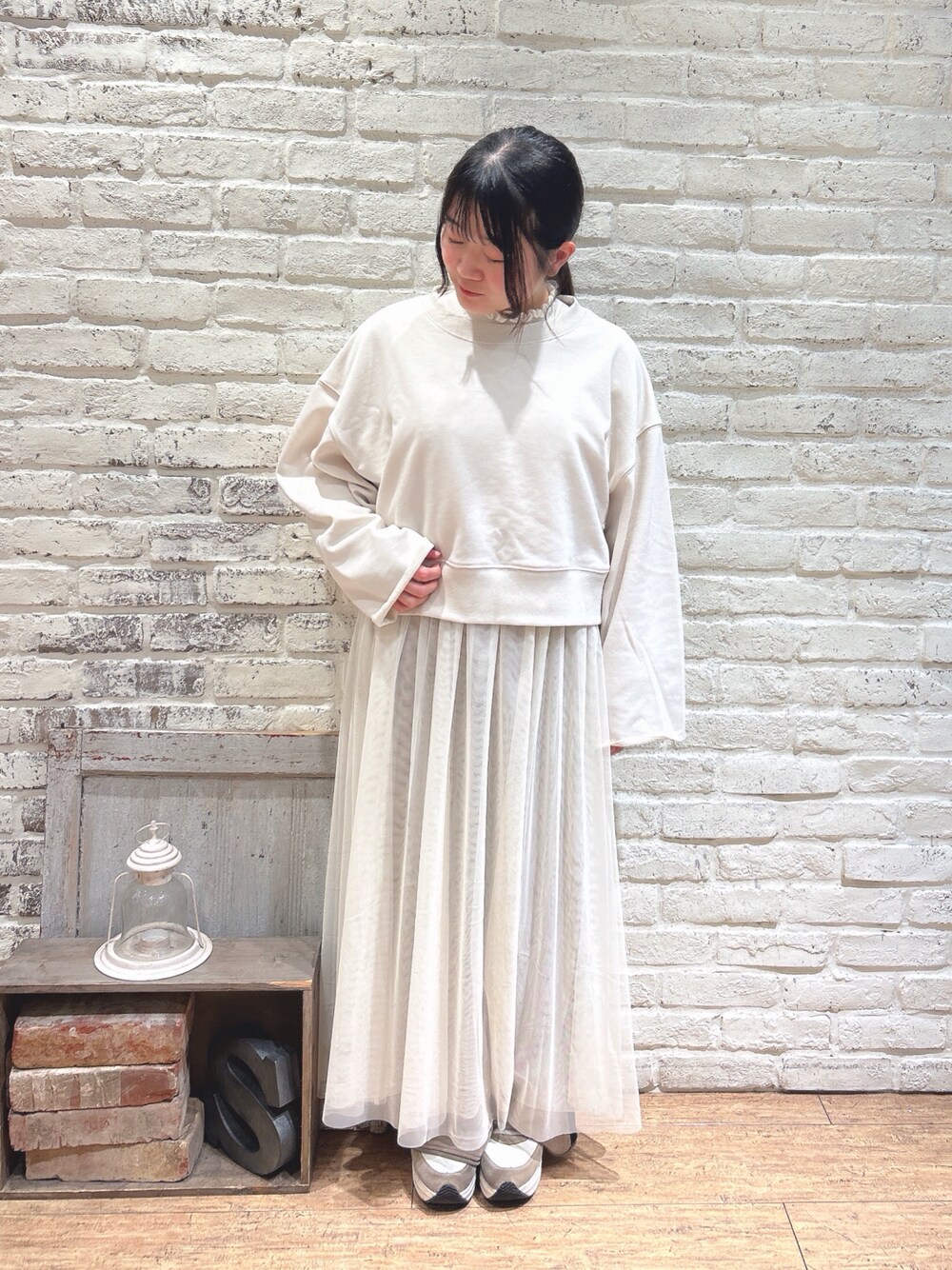 ホワイト系のワンピース、ホワイト系のTシャツ/カットソーを着用したレディースの冬コーディネートの1枚目の写真