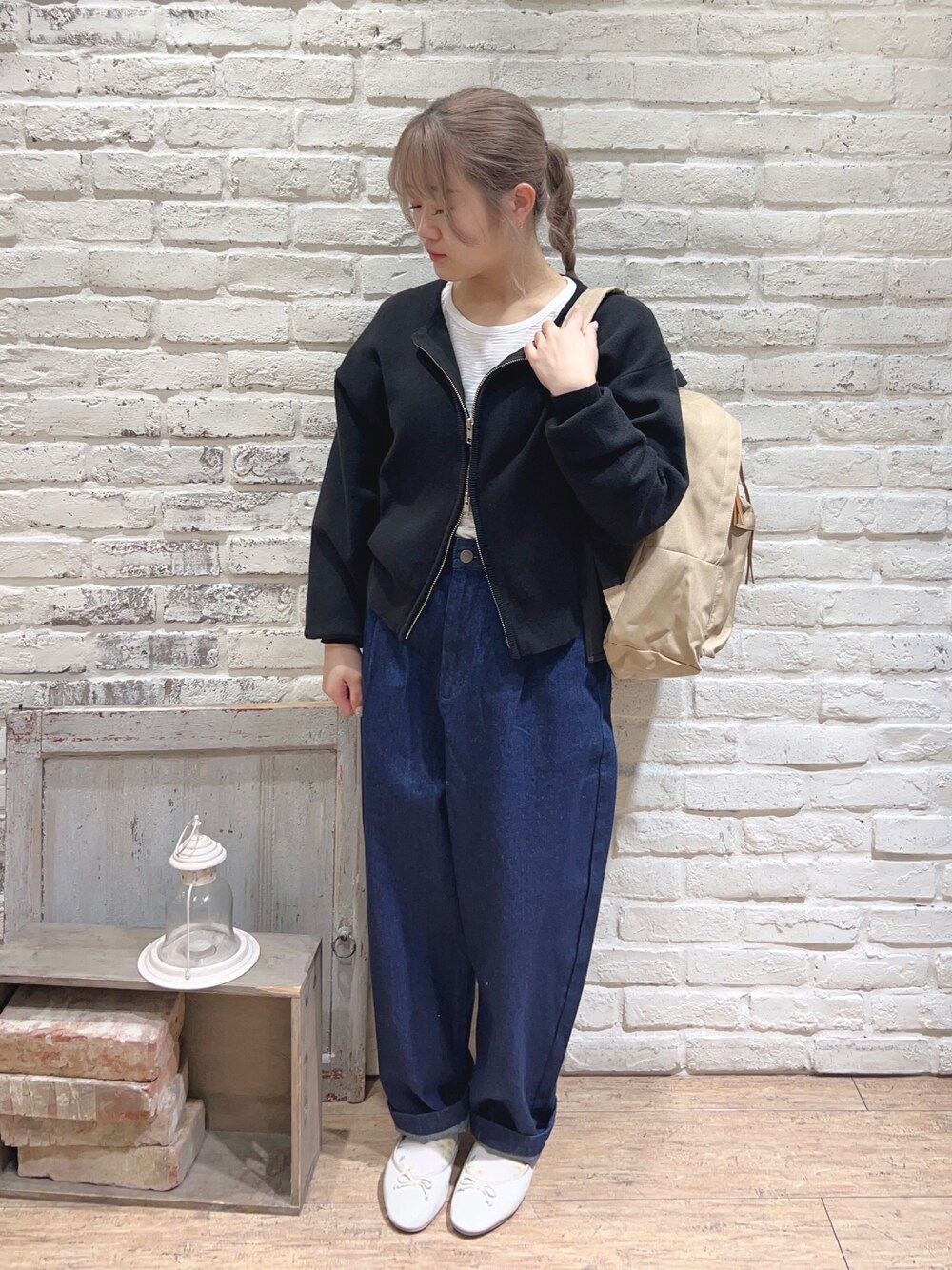 ホワイト系のTシャツ/カットソー、ブラック系のカーディガン/ボレロ、ブルー系のデニムパンツを着用したレディースの春コーディネートの1枚目の写真