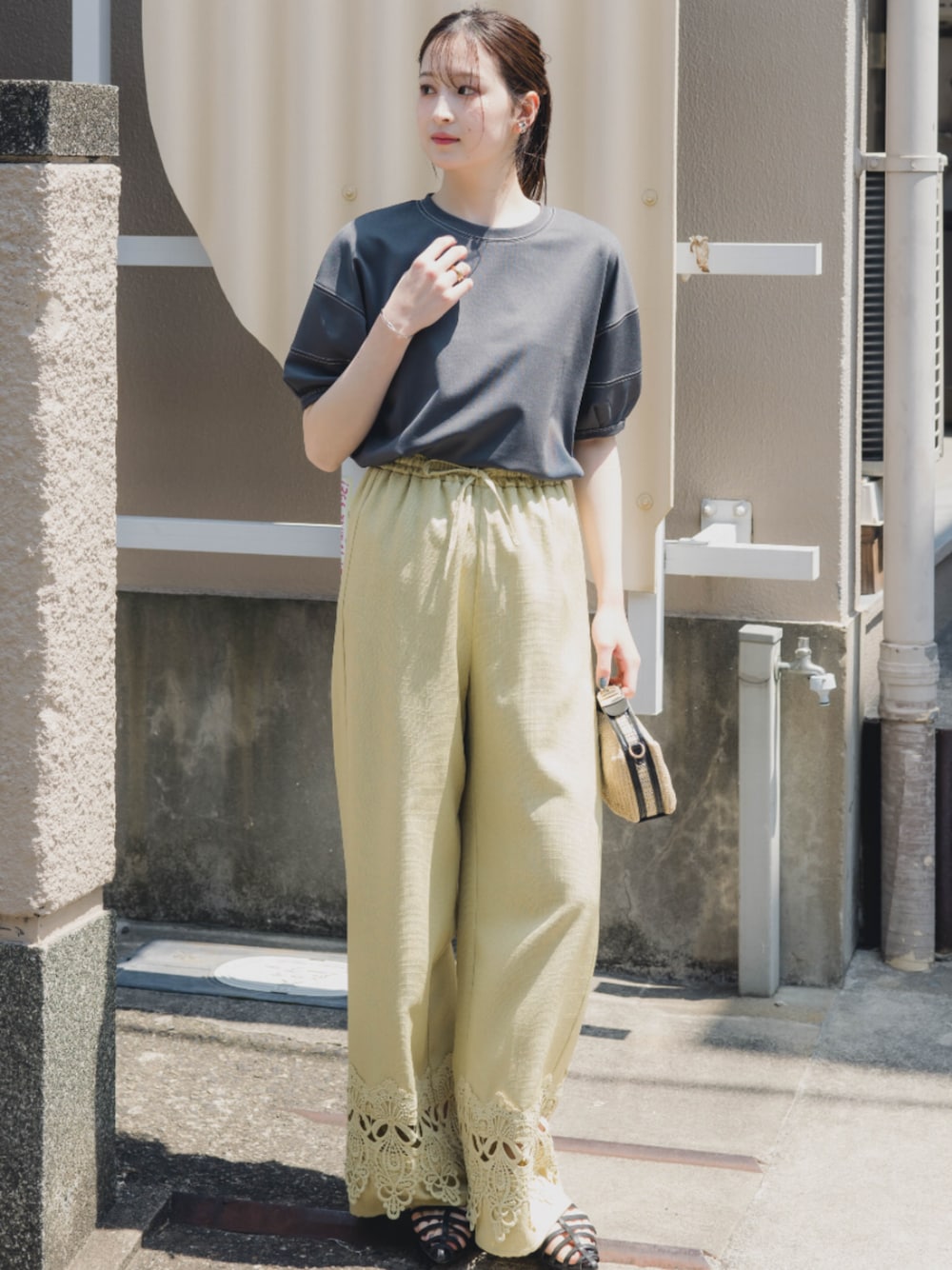 「高身長、高身長女子、高身長コーデ、高身長レディースファッション、高身長女子コーデ、モデル、レギュラー、夏コーデ、Essenave、slattgir.」｜「slattgirの高身長　裾レースデザインリラックスワイドパンツ（トールサイズ）（その他パンツ、イエロー系）」を使った、nissen Tall Modelsさん（レディース・170cm）の夏コーディネートの1枚目の写真