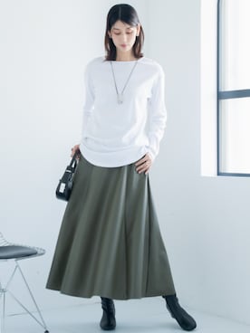 「アイテム（スカート）」を使った、nissen Tall Modelsさん（レディース・176cm）の秋コーディネート
