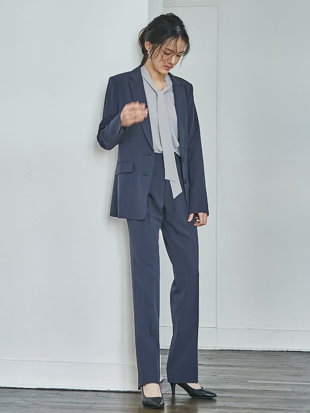「高身長、高身長女子、高身長コーデ、高身長レディースファッション、高身長女子コーデ、モデル、レギュラー、レディースファッション、春コーデ、セレモニー、入学式、卒業式」｜「nissenの高身長　【レディーススーツ】洗えるパンツスーツ（ロング丈テーラードジャケット＋ストレートパンツ）(入学式・卒業式)（タテヨコストレッチ・リスピィ素材使用）　（トールサイズ）（フォーマルスーツ/小物、グレー系）」を使った、nissen Tall Modelsさん（レディース・172cm）の冬コーディネートの1枚目の写真