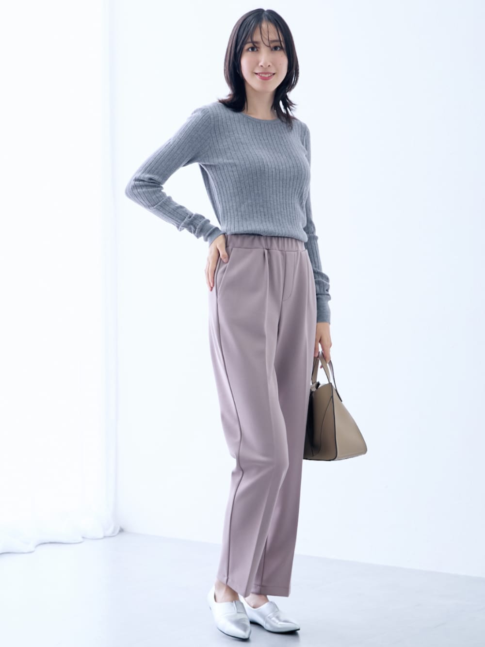 グレー系のニット/セーター、パープル系のその他パンツを着用したレディースの秋コーディネートの1枚目の写真