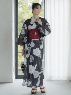 「nissen（ニッセン）の高身長　花柄ゆかた２点セット（ゆかた＋へこ帯）（トールサイズ）（浴衣、ブラック系）」を使った、nissen Tall Modelsさん（レディース・173cm）の夏コーディネート