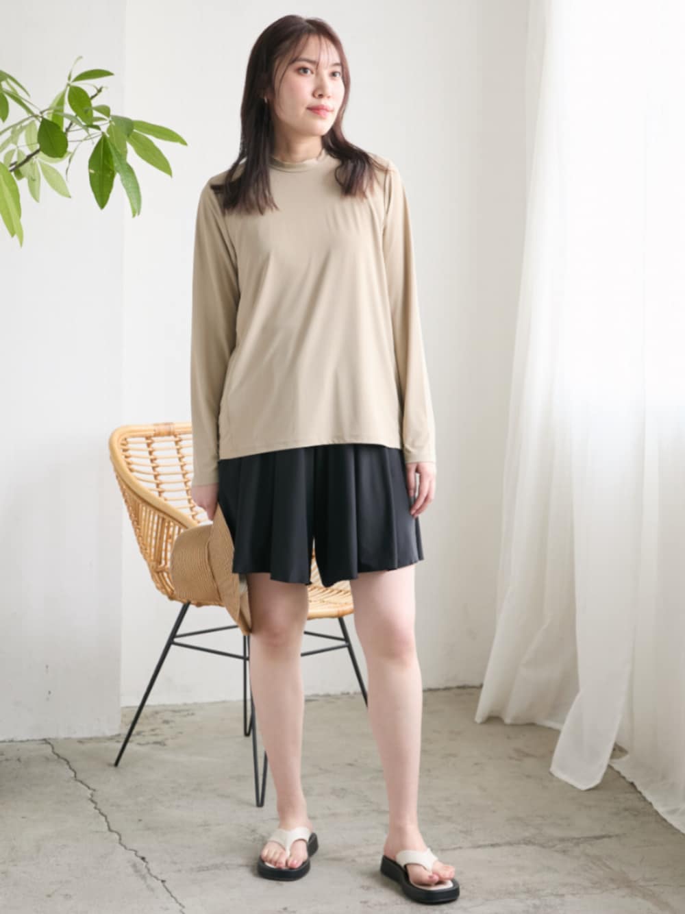 「高身長、高身長女子、高身長コーデ、高身長レディースファッション、高身長女子コーデ、モデル、レギュラー、夏コーデ、Essenave、ラッシュガード」｜「slattgirの高身長　ラッシュガードパンツ（ＵＶカット・接触冷感・吸汗速乾）（トールサイズ）Essenave（ラッシュガード、ブラック系）」を使った、nissen Tall Modelsさん（レディース・173cm）の春コーディネートの1枚目の写真