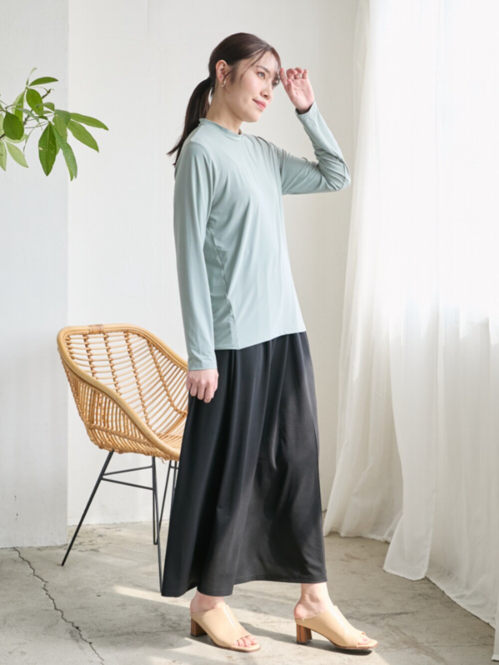 「Essenave、高身長、高身長女子、高身長コーデ、高身長レディースファッション、高身長女子コーデ、モデル、レギュラー、夏コーデ、ラッシュガード」｜「slattgirの高身長　接触冷感・UVカット２点セット（トップス＋スカート）（トールサイズ）（Tシャツ/カットソー、ブラック系）」を使った、nissen Tall Modelsさん（レディース・173cm）の春コーディネートの1枚目の写真