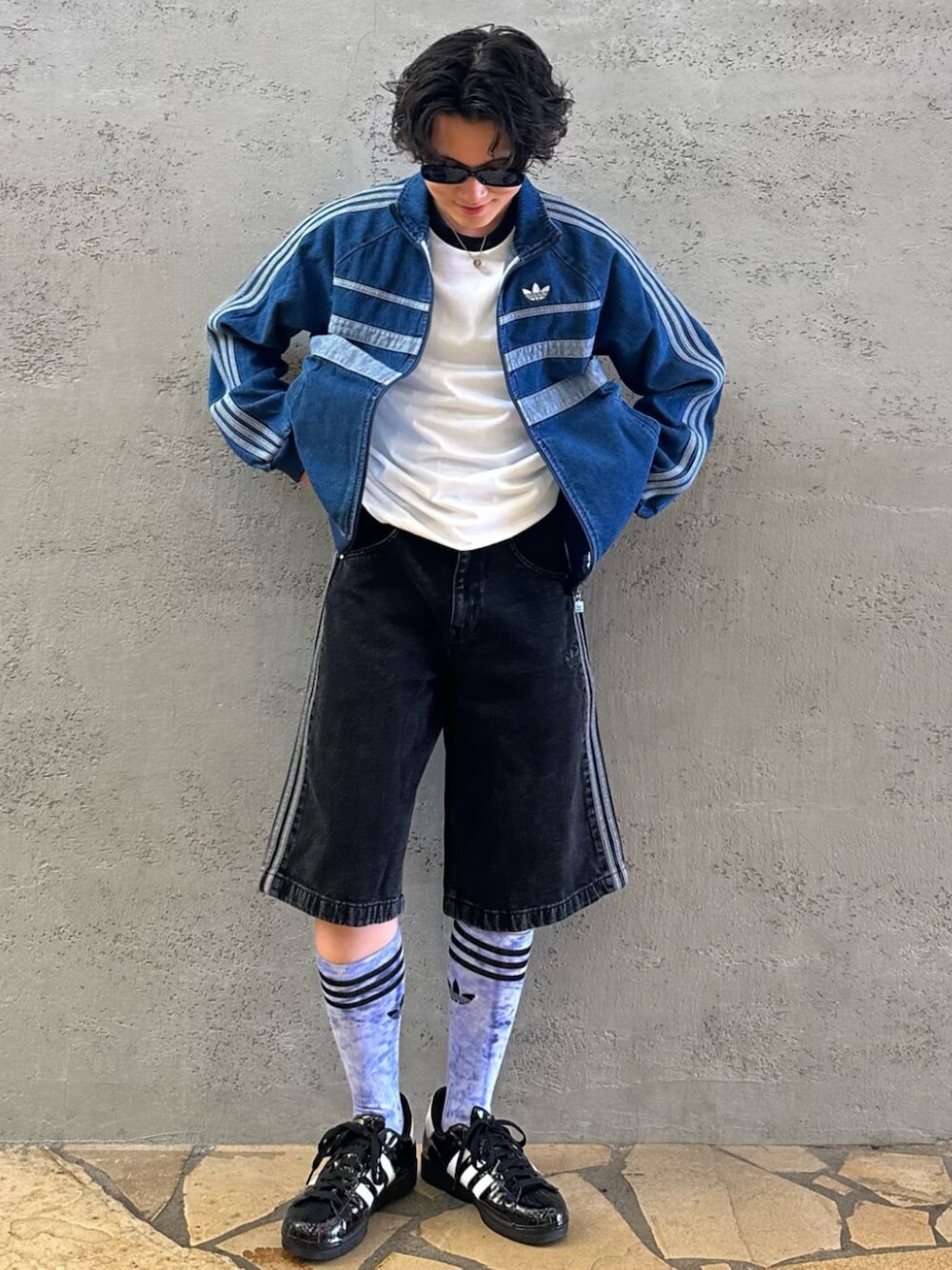 「デニム、デニムハーフパンツ、adidas、adidas originals、アディダス、アディダスオリジナルス、スーパースター」｜「adidasのタイダイ クルーソックス 2足組（ソックス/靴下、ブラック系）」を使った、Yohjiさん（メンズ・169cm）の夏コーディネートの1枚目の写真