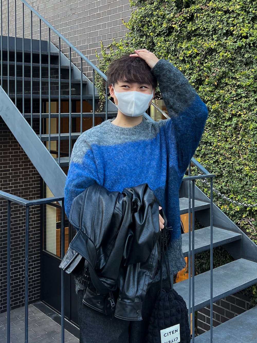 「冬、冬コーデ、グラデーションニット、冬アウター、冬ファッション」｜「SINSSのBorder gradation knit / ボーダーグラデーションニット（ニット/セーター、ブルー系）」を使った、たぐちさん（メンズ・163cm）の冬コーディネートの1枚目の写真