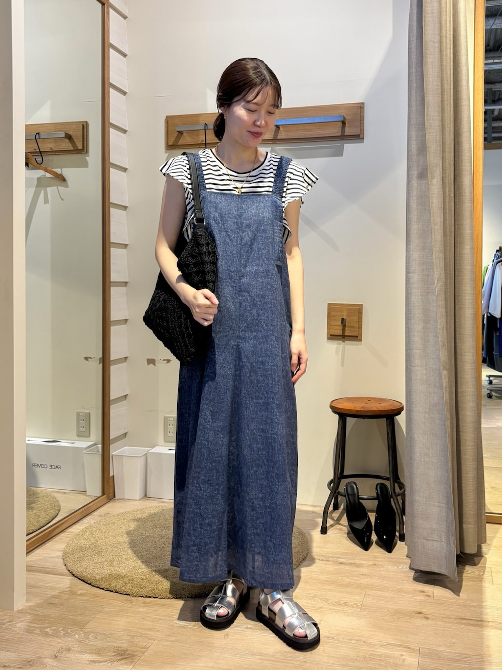 ブルー系のワンピース、ブラック系のTシャツ/カットソーを着用したレディースの夏コーディネートの1枚目の写真