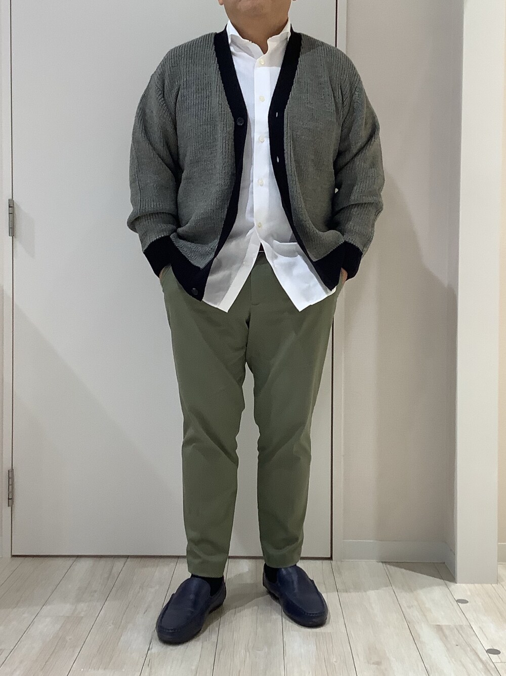 ホワイト系のシャツ/ブラウス、グレー系のカーディガン/ボレロを着用したメンズの冬コーディネートの1枚目の写真