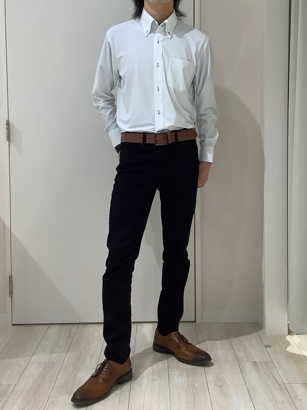 グリーン系のビジネスシャツを着用したメンズの春コーディネートの1枚目の写真