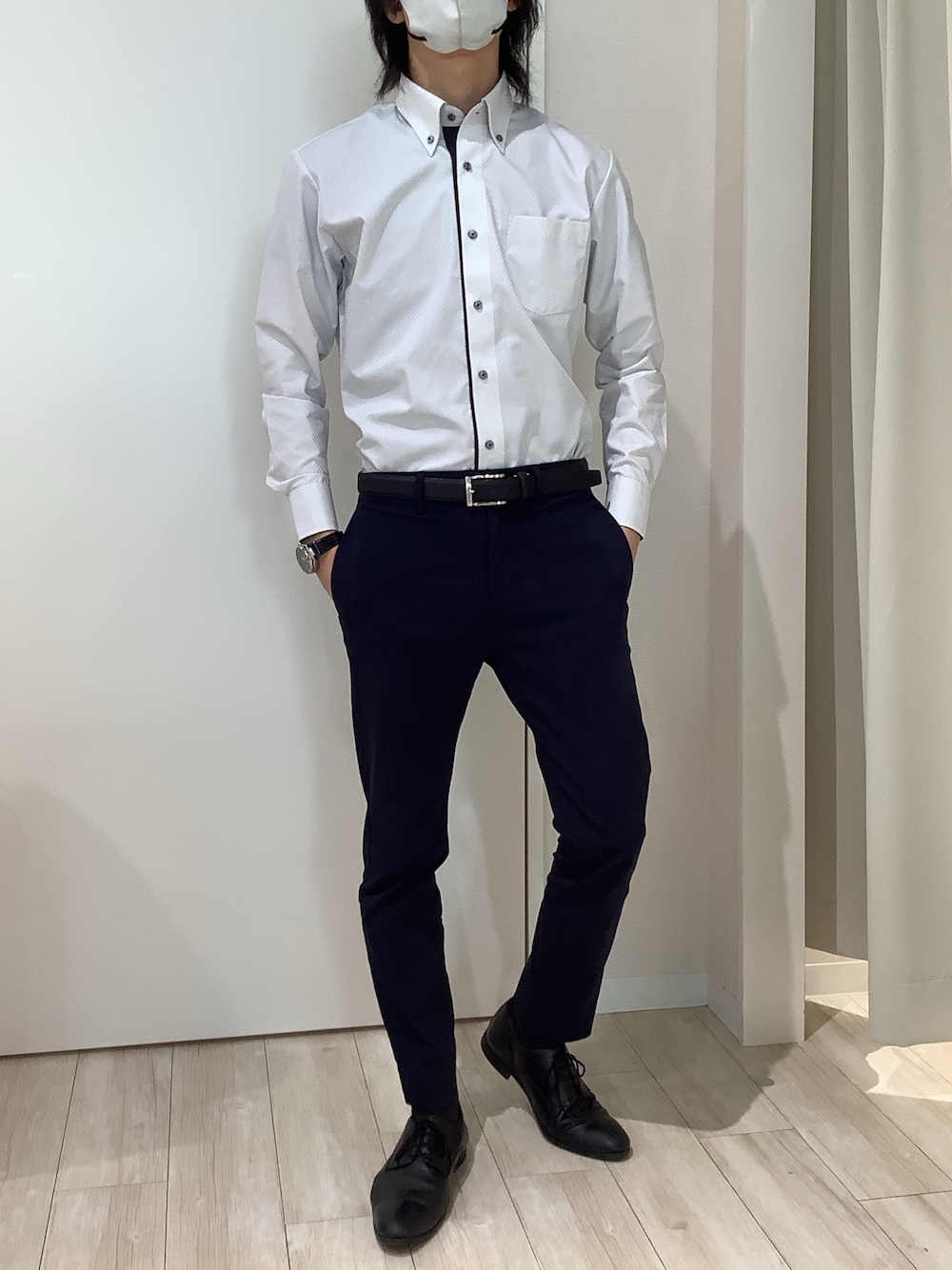 グレー系のビジネスシャツを着用したメンズの春コーディネートの1枚目の写真