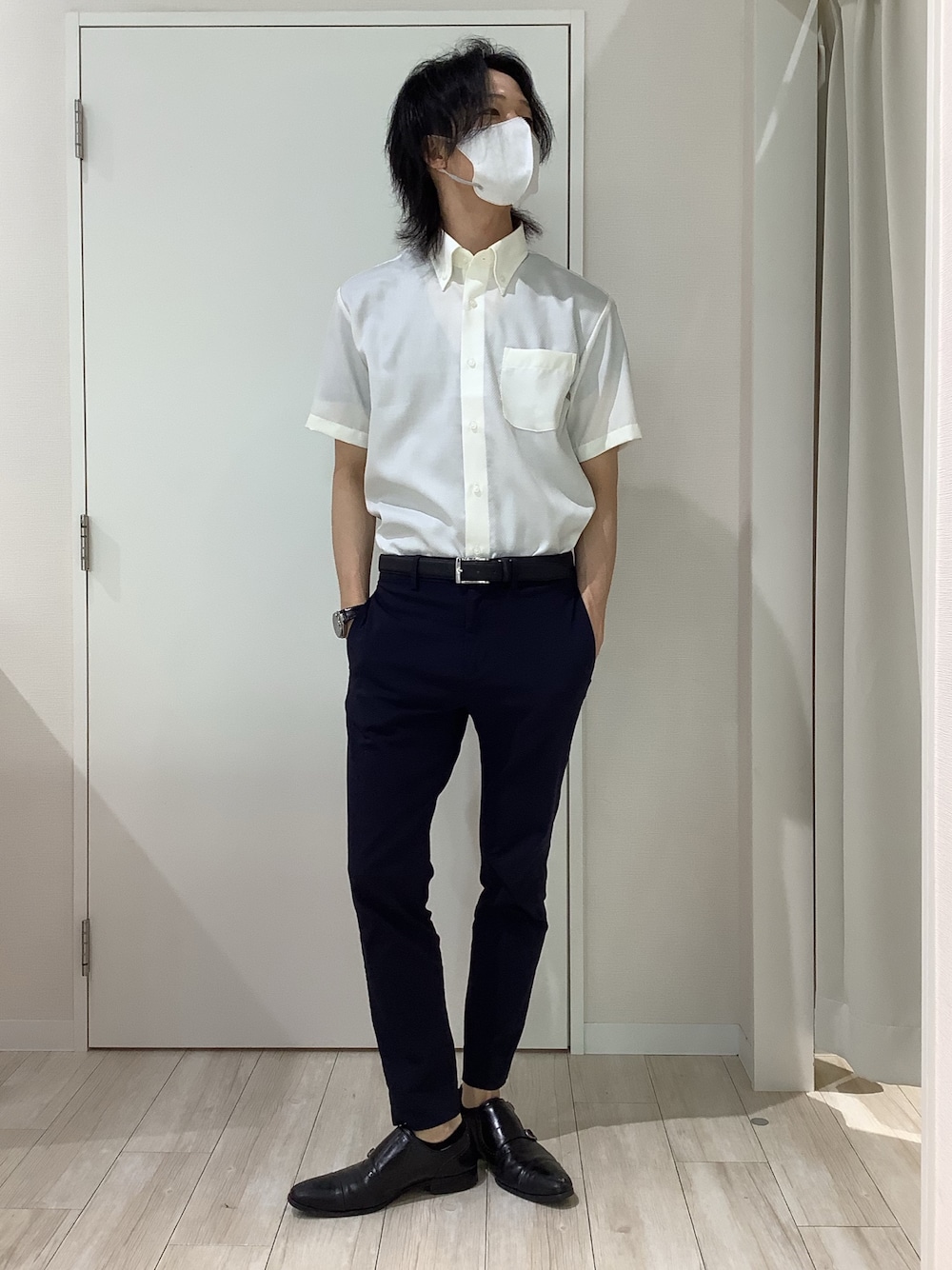 イエロー系のビジネスシャツを着用したメンズの夏コーディネートの1枚目の写真