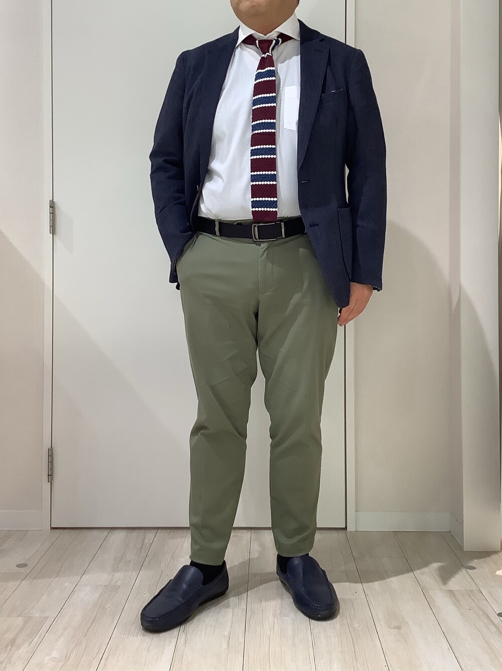 ホワイト系のビジネスシャツを着用したメンズの冬コーディネートの1枚目の写真