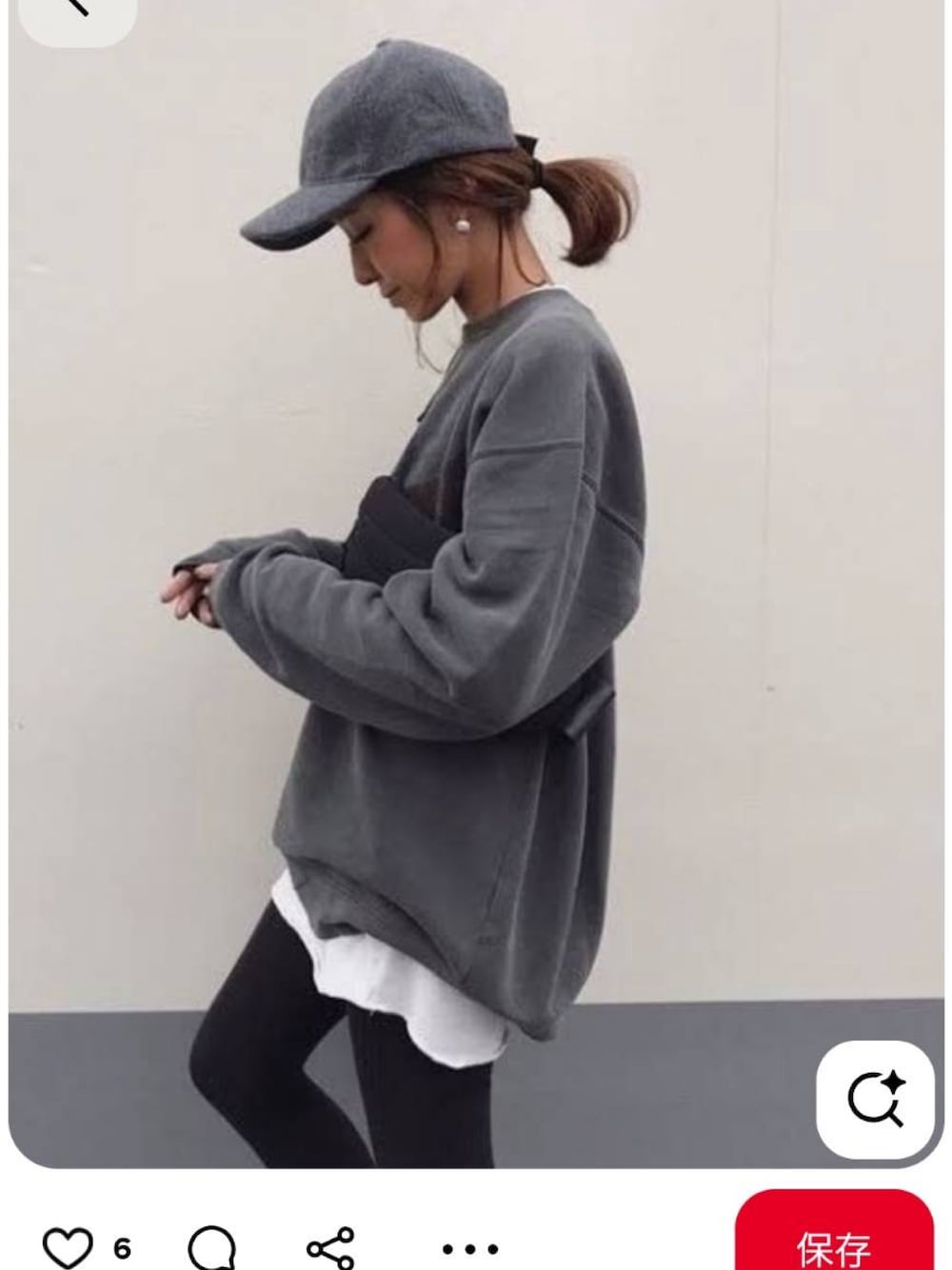 ブラック系のTシャツ/カットソーを着用したレディースの秋コーディネートの1枚目の写真