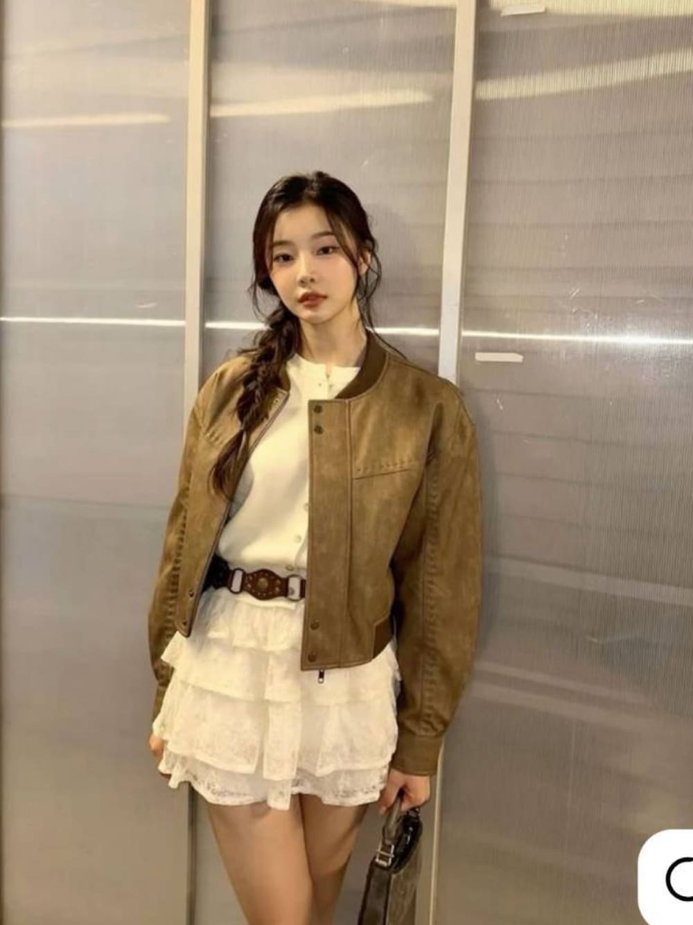 ブラック系のTシャツ/カットソーを着用したレディースの秋コーディネートの1枚目の写真