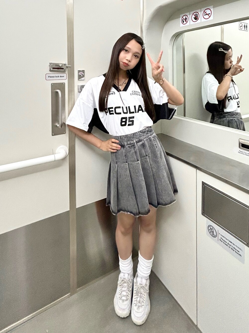 「夏コーデ、フェスコーデ、韓国ファッション、韓国アイドル風、スポーツmix、お出かけコーデ」｜「INGNIの裾ドロストナイロンチュニックトップス（Tシャツ/カットソー、ホワイト系）」を使った、杏さん（骨格ウェーブ・レディース・157cm）の夏コーディネートの1枚目の写真