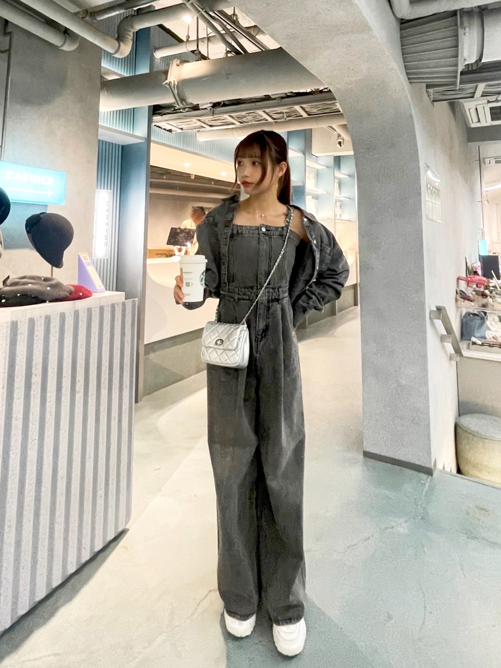 「プチプラ、夏、春夏コーデ、大人可愛い、カジュアル、デニムコーデ、サロペット」｜「INGNIのクロップド丈デニムシャツ(セットアップ対応)（シャツ/ブラウス、グレー系）」を使った、杏さん（骨格ウェーブ・レディース・157cm）の夏コーディネートの1枚目の写真